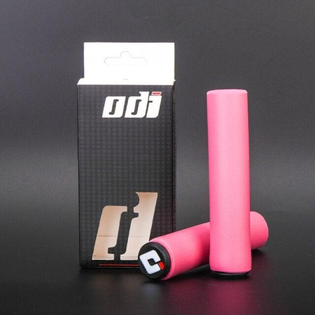 2PCS Silicone Bicycle Handlebar Grips Anti - Slip Shock - Asorbing Mountain Bike Handlebar Grip Silica Gel Super Light Anti - Skid Shock - Proof Handle Bar Locking Grips Cycling Grips - UrbanCycling.com